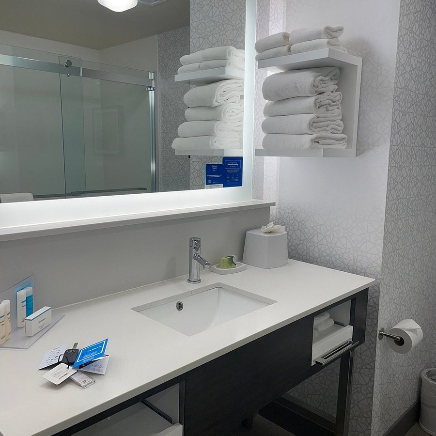 Hampton Inn Fresno Airport — Bathroom