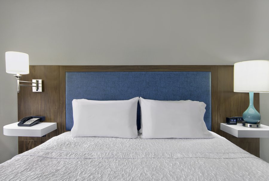 Hampton Inn Ft Lauderdale Airport North Cruise Port — Guest room