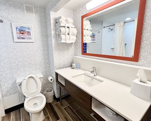 Hampton Inn Ft Walton Beach — Bathroom