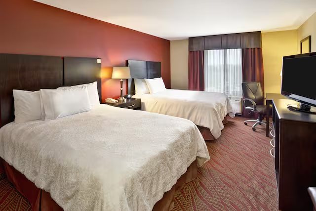 Hampton Inn Ft Wayne dupont Road — Guest room