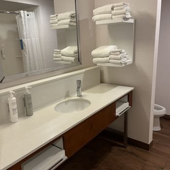 Hampton Inn Gatlinburg — Bathroom
