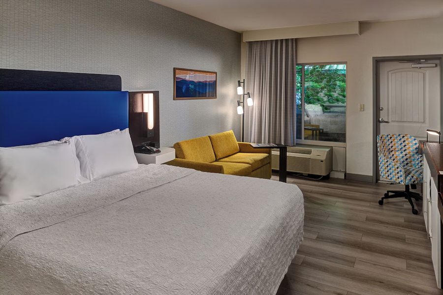 Hampton Inn Gatlinburg — Guest room