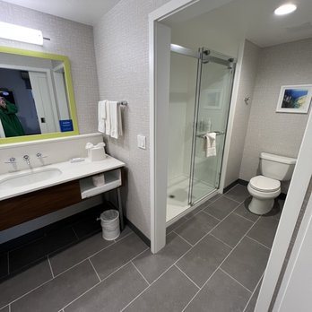 Hampton Inn Georgetown Marina — Bathroom