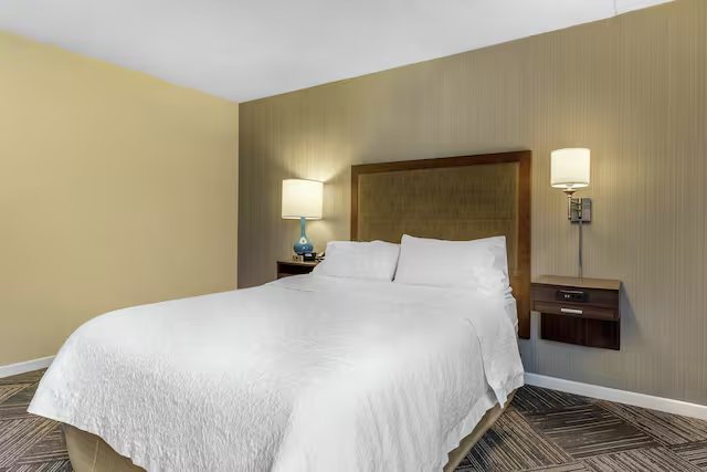 Hampton Inn Green Bay Downtown — Guest room