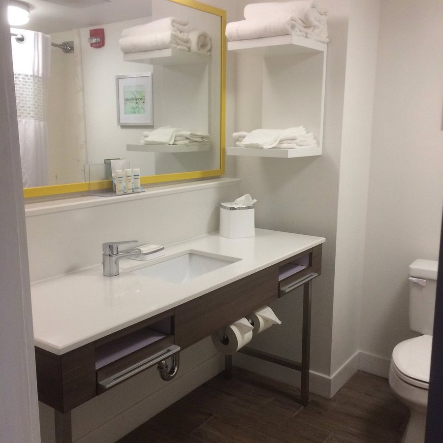 Hampton Inn Greensboro Airport — Bathroom