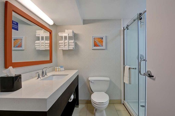 Hampton Inn Greenwood — Bathroom