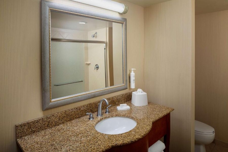 Hampton Inn Groton — Bathroom