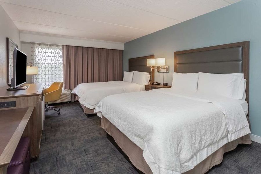 Hampton Inn Groton — Guest room