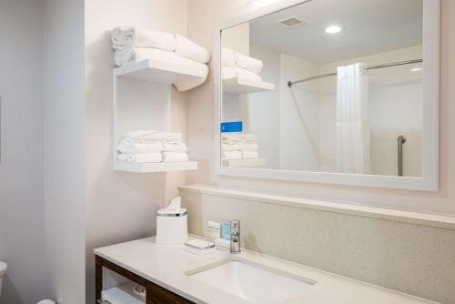 Hampton Inn Hampton Newport News — Bathroom