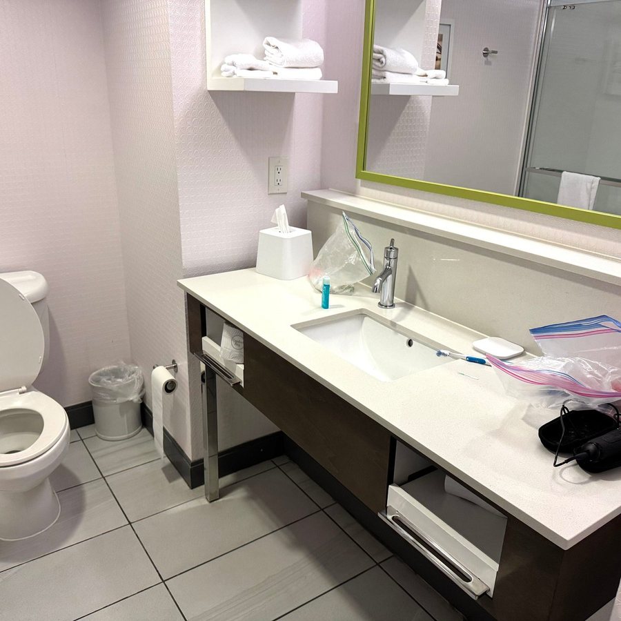 Hampton Inn Harrison — Bathroom