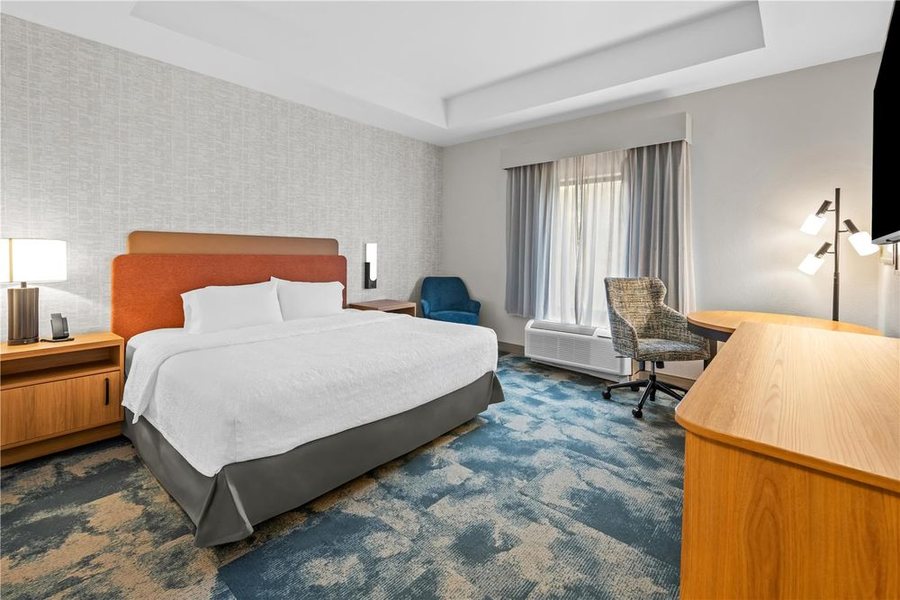 Hampton Inn Harrison — Guest room