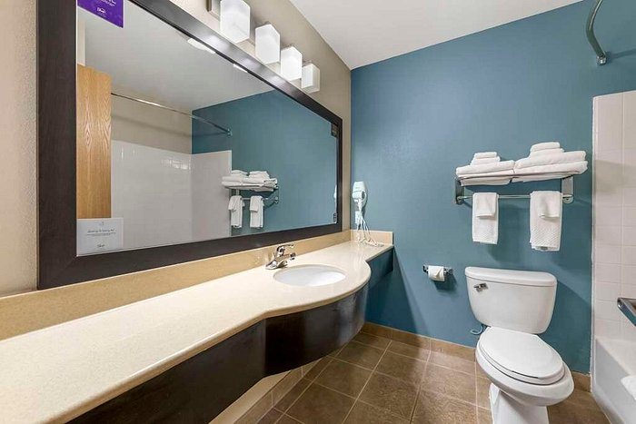 Hampton Inn Hays North of I 70 — Bathroom