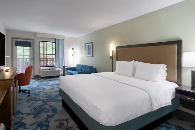 Hampton Inn Helen — Guest room