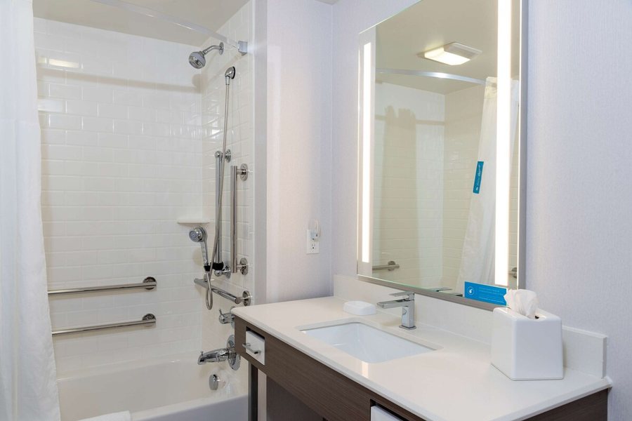 Hampton Inn Holland — Bathroom