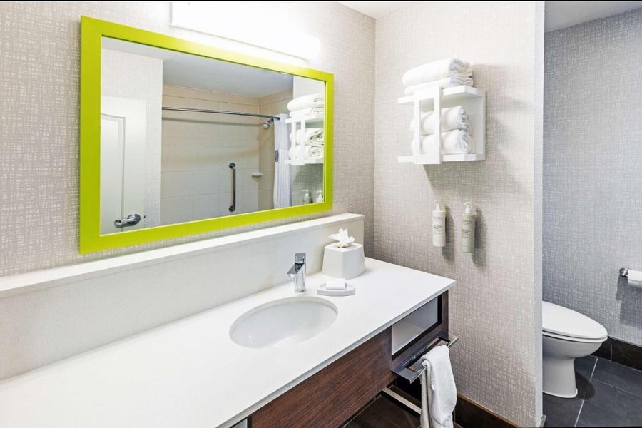 Hampton Inn Houston I 10W Energy Corridor — Bathroom
