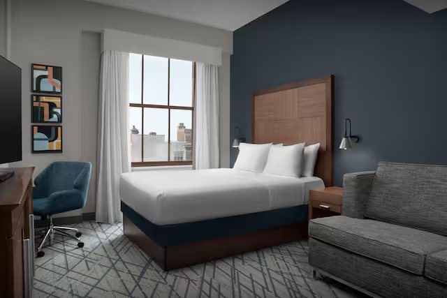 Hampton Inn Indianapolis Downtown Across From Circle Centre Indianapolis Indiana — Guest room