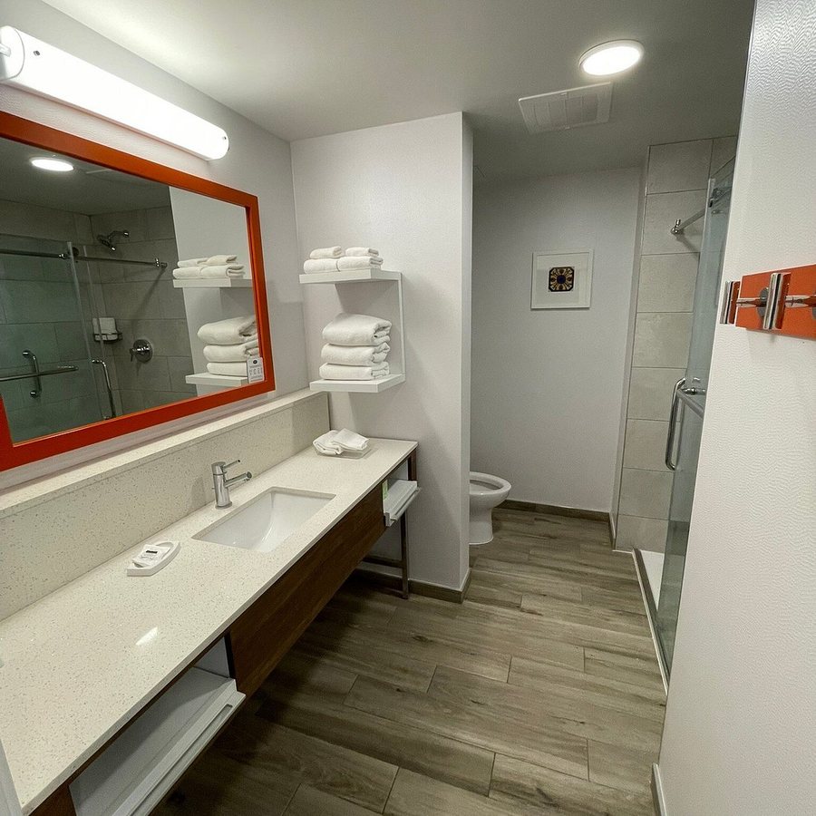 Hampton Inn Indianapolis Downtown Iupui — Bathroom