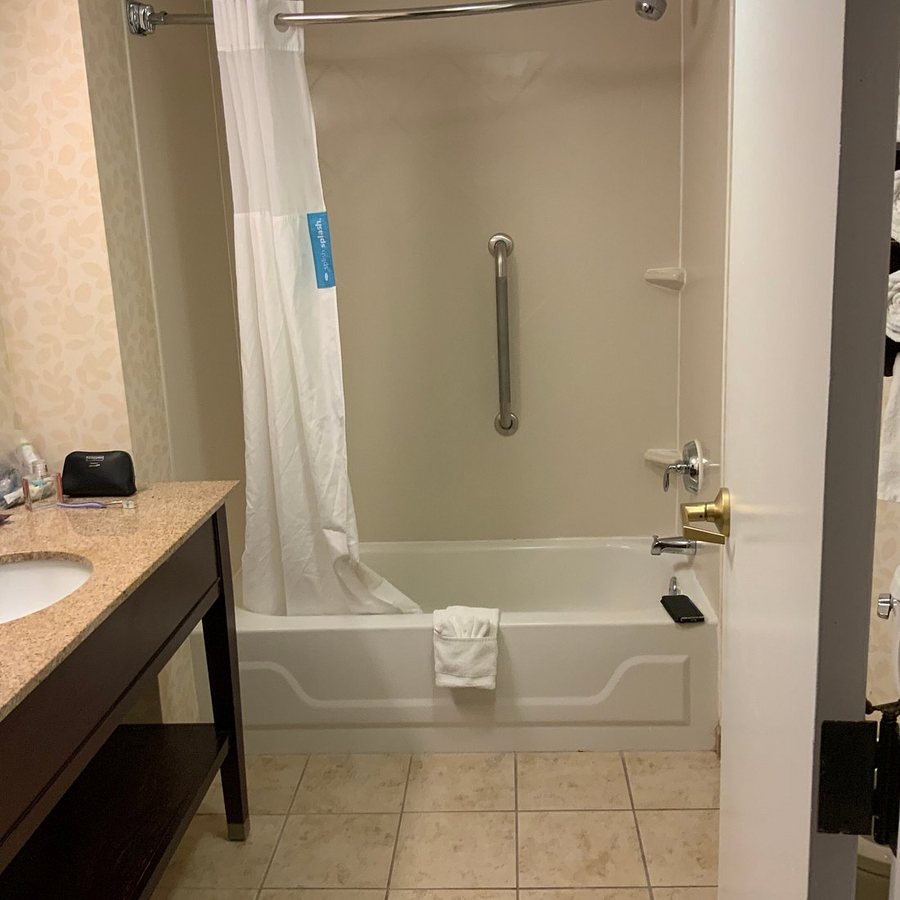 Hampton Inn Indianapolis ne castleton — Bathroom