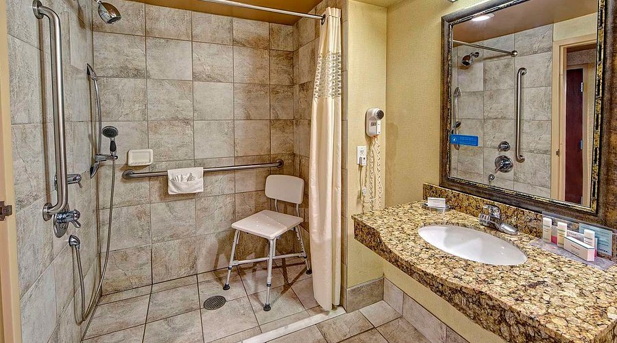Hampton Inn Indianapolis sw plainfield — Bathroom