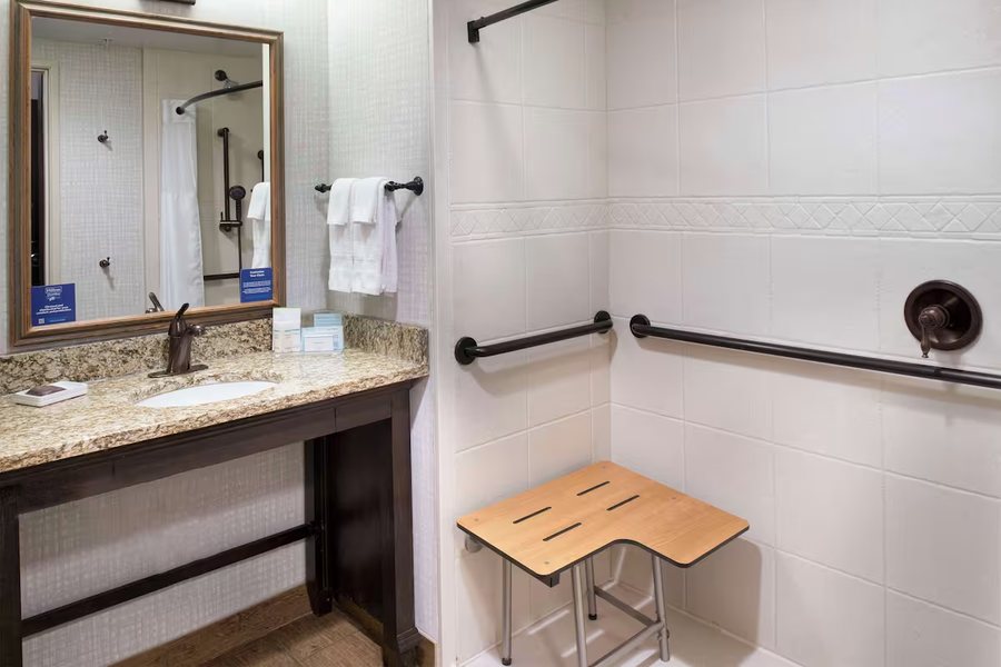 Hampton Inn Jackson Hole — Bathroom