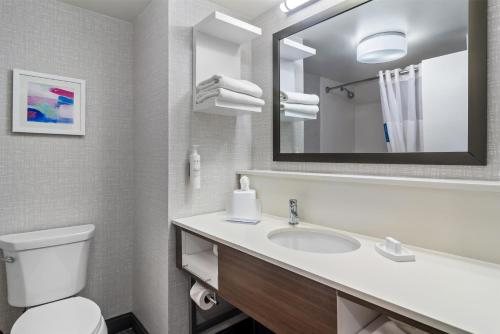 Hampton Inn Jacksonville East Regency Square — Bathroom