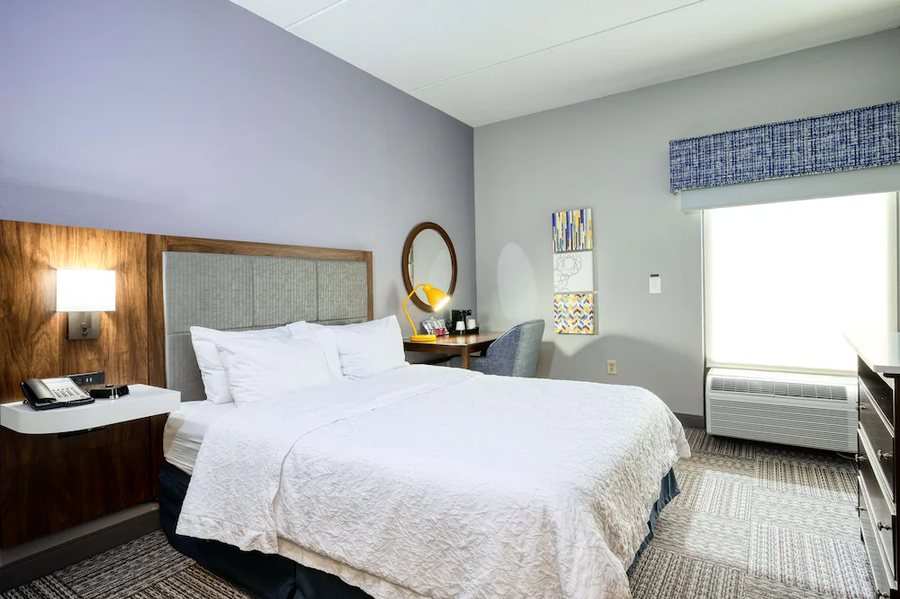 Hampton Inn Janesville — Guest room