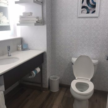 Hampton Inn Jefferson City At Capital Mall — Bathroom