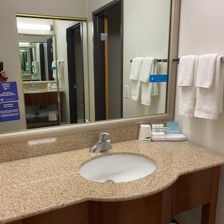 Hampton Inn Kalispell — Bathroom