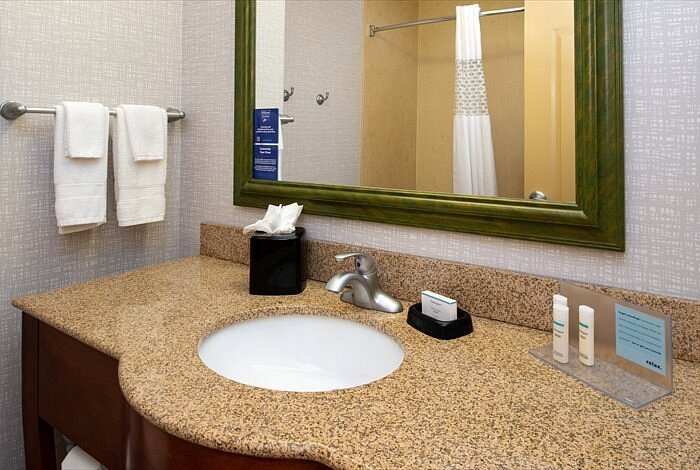Hampton Inn Kansas City Airport — Bathroom