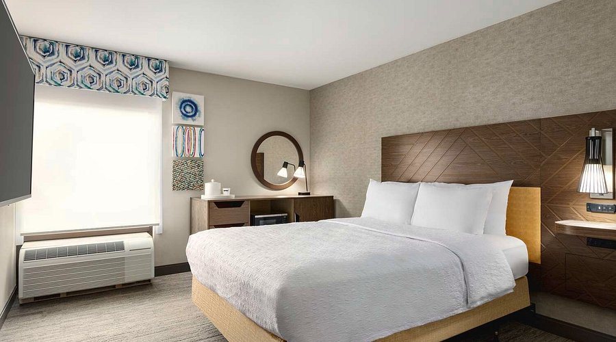 Hampton Inn Kansas City Airport — Guest room