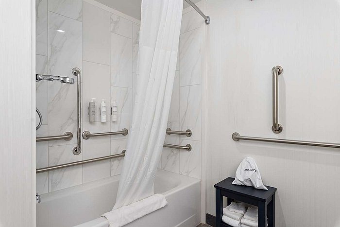 Hampton Inn Kansas City Downtown Financial District — Bathroom