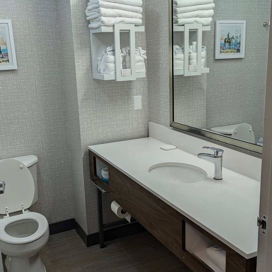 Hampton Inn Kansas City liberty — Bathroom