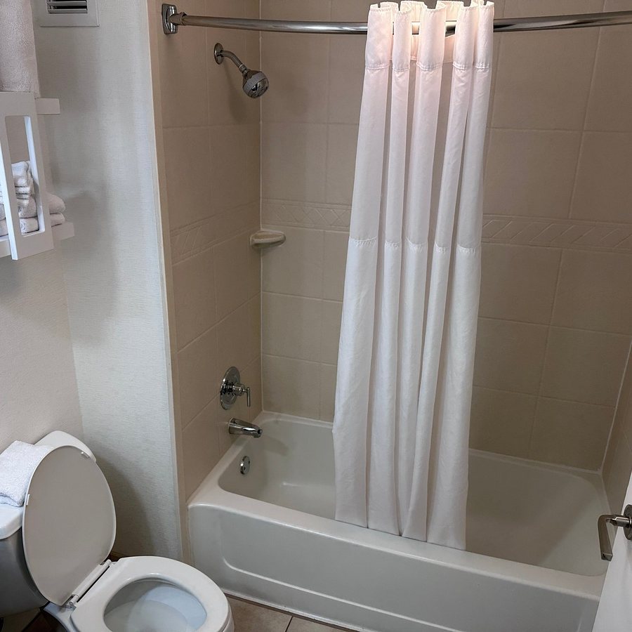 Hampton Inn Kansas City Overland Park — Bathroom