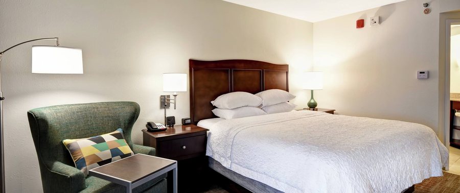 Hampton Inn Kansas City Overland Park — Guest room