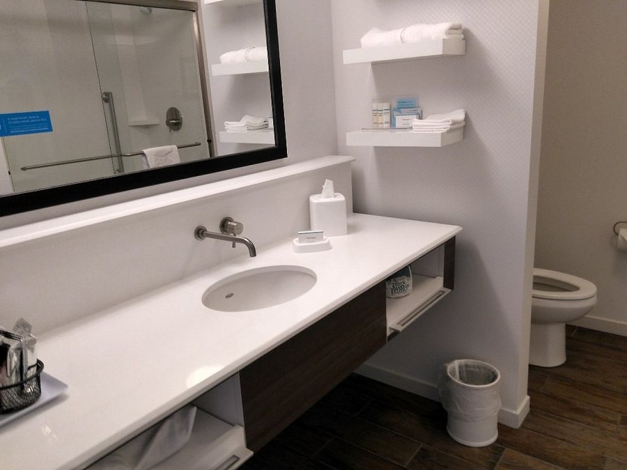 Hampton Inn Kennewick at Southridge — Bathroom