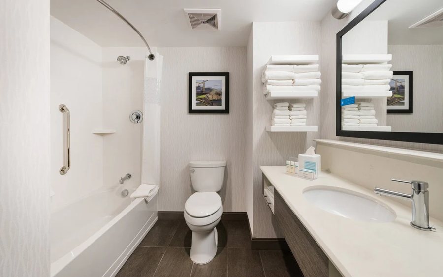 Hampton Inn Key West — Bathroom
