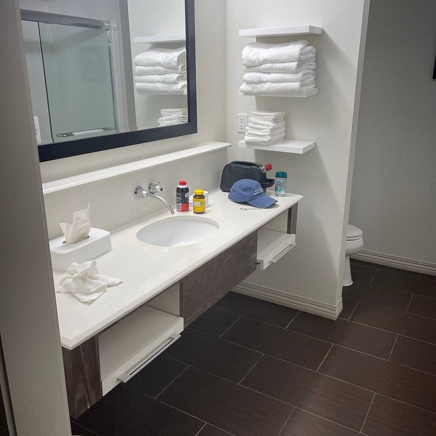 Hampton Inn Kingsland — Bathroom