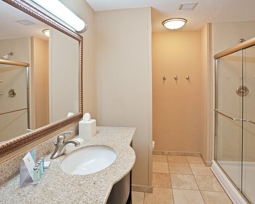 Hampton Inn Kingston — Bathroom