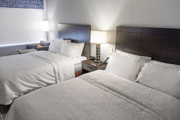 Hampton Inn Kinston — Guest room