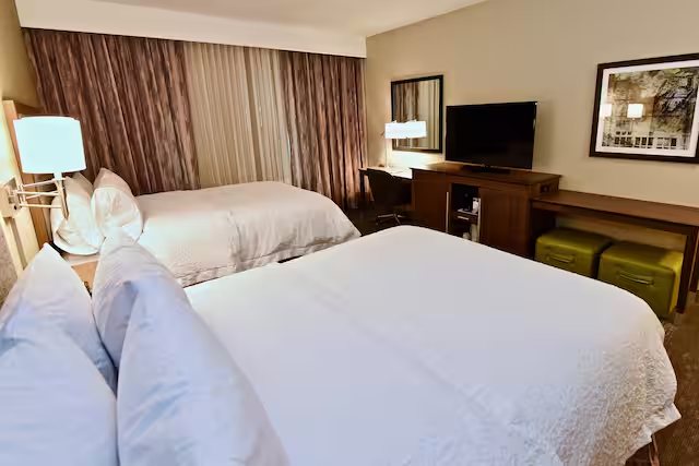Hampton Inn Kirksville — Guest room