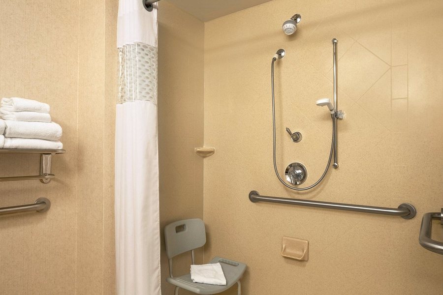 Hampton Inn Knoxville east — Bathroom