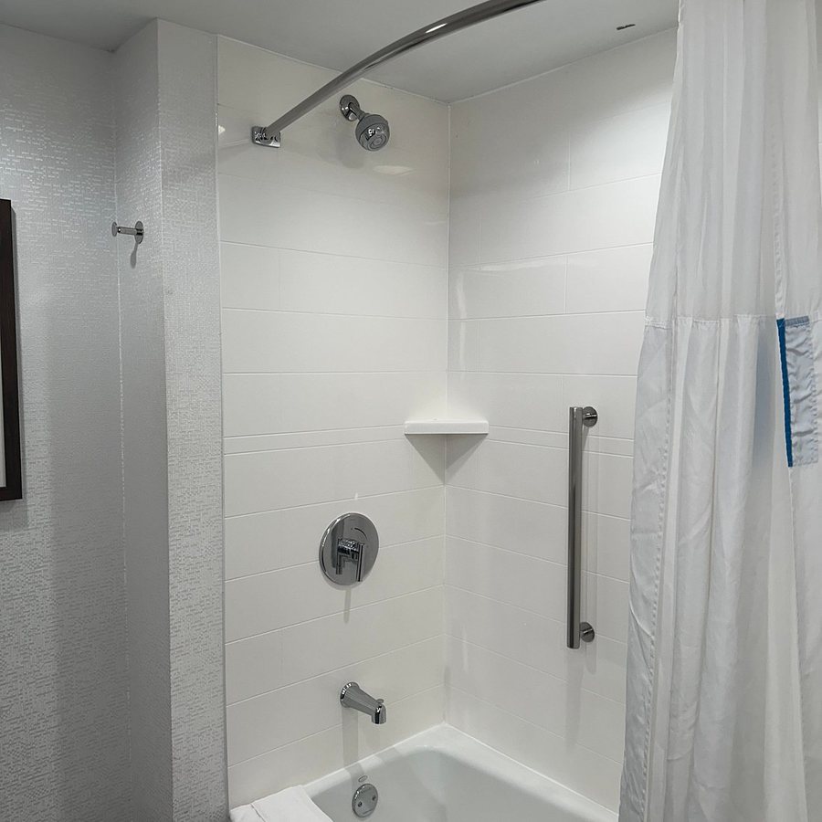 Hampton Inn Knoxville West At Cedar Bluff — Bathroom