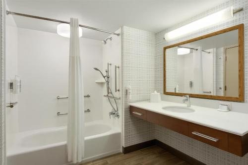 Hampton Inn Lancaster — Bathroom