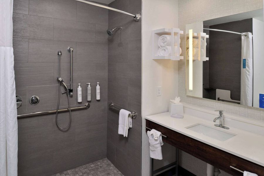 Hampton Inn Laplace — Bathroom