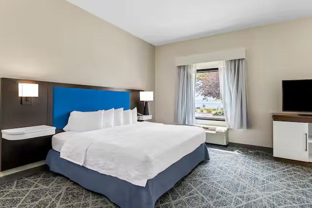Hampton Inn Laramie — Guest room