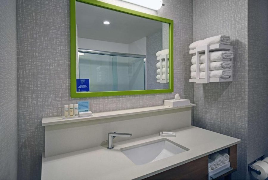 Hampton Inn Las Vegas Strip South Las Vegas Nevada — Bathroom