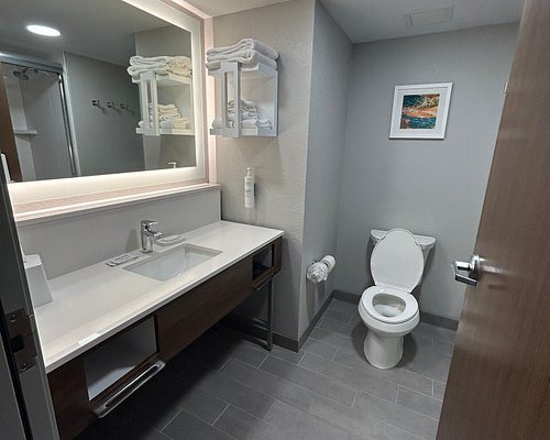 Hampton Inn Lead — Bathroom