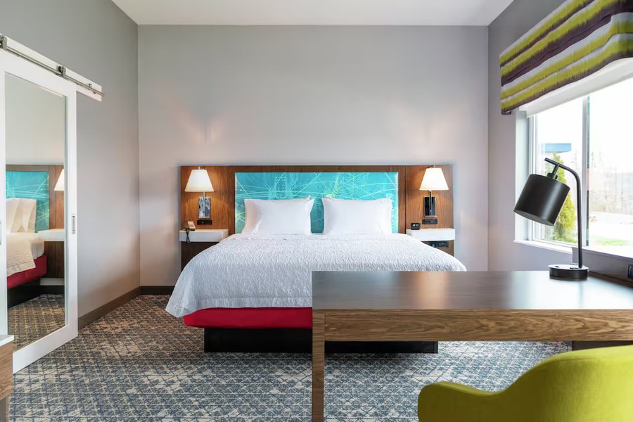 Hampton Inn Lead — Guest room