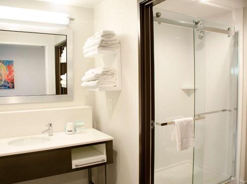 Hampton Inn Lebanon — Bathroom