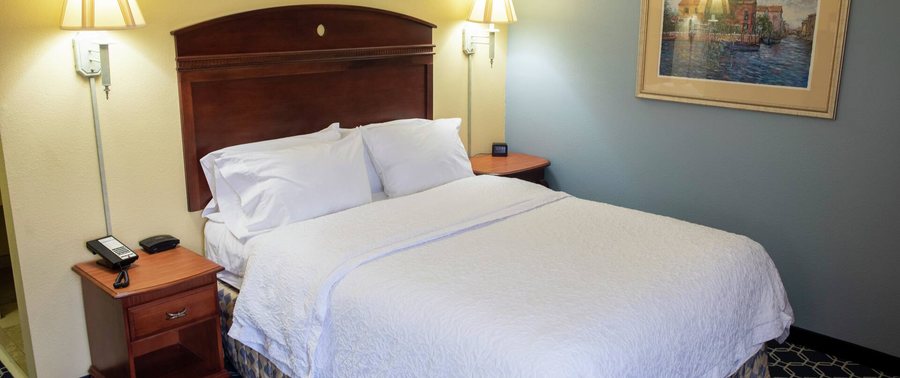 Hampton Inn Lebanon — Guest room